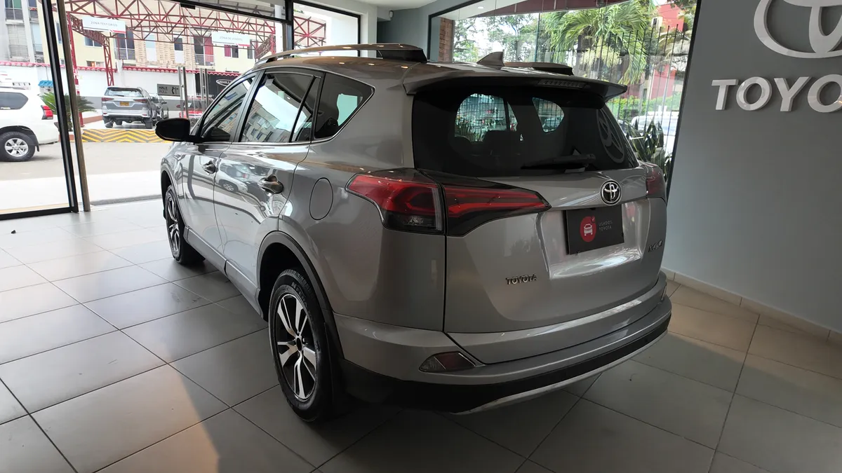 Toyota RAV4 2.0 Street