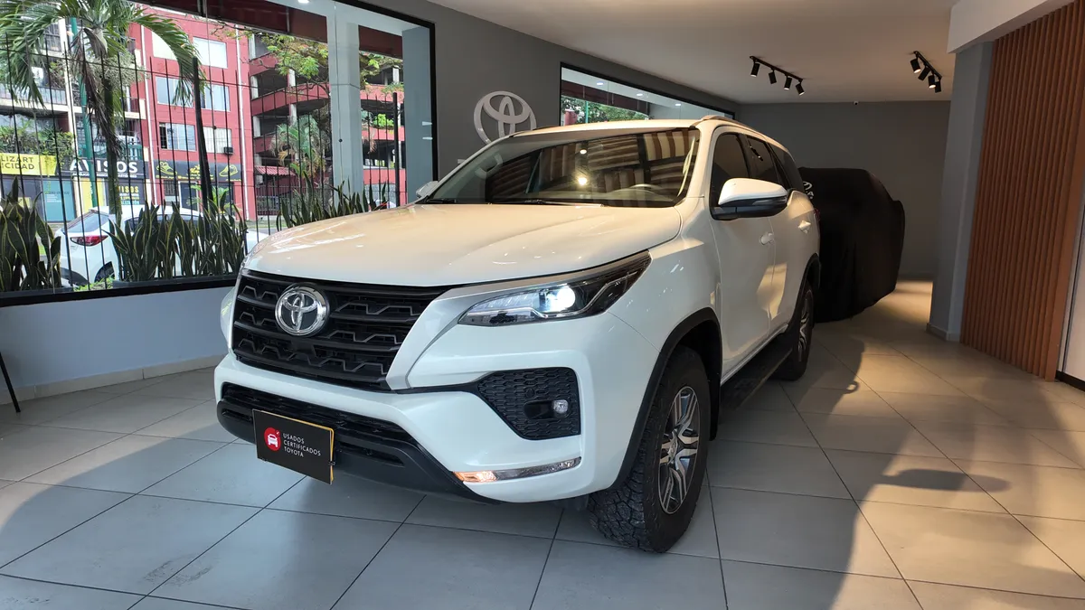 Toyota Fortuner Sr Diesel 2.4l 4×2 At