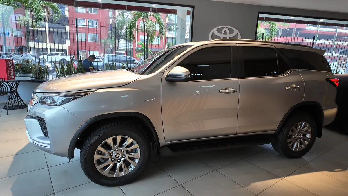 Toyota Fortuner SRV DIESEL 4X2 2.4 AT