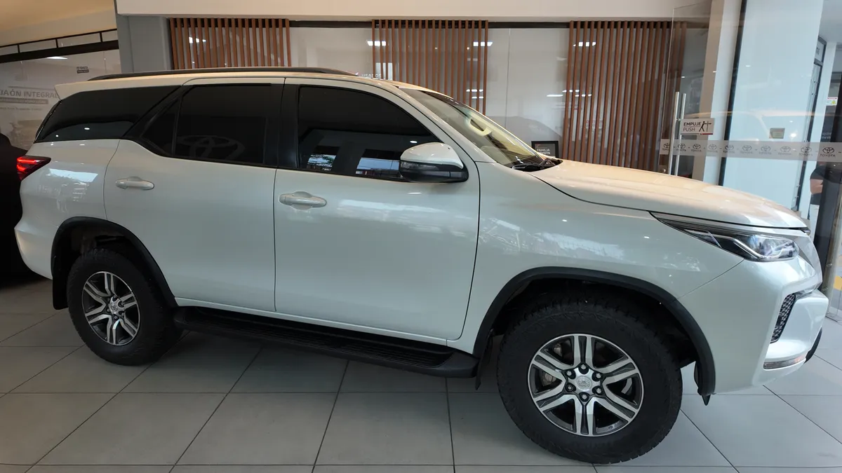 Toyota Fortuner Sr Diesel 2.4l 4×2 At