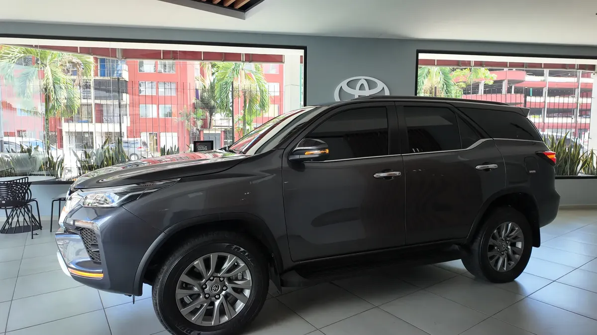 Toyota Fortuner Srv 2.4l 4×2 At 2023