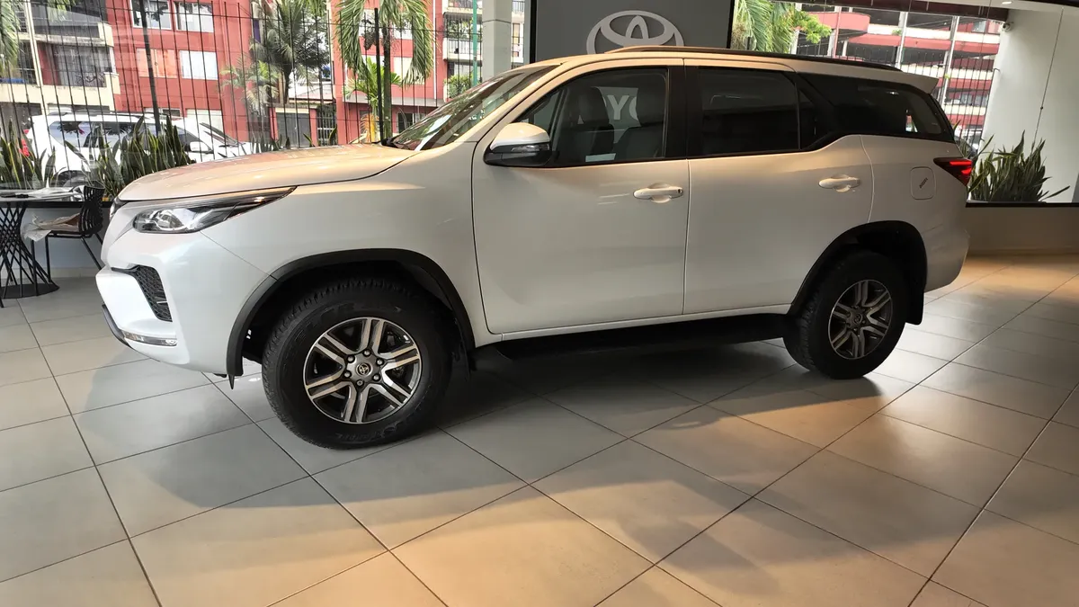Toyota Fortuner Sr Diesel 2.8l 4×2 At 2025